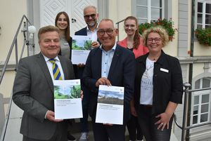 (v.l.n.r.): Bürgermeister Arne Moritz, Kimberly Schalkowski (Fachdienst Stadtplanung und Umweltschutz), Daniel Utzel (Leiter Baubetriebshof), Regierungspräsident Heinrich Böckelühr, Elisa Wortmann (Städtebauförderung der BR Arnsberg), Ulrike Möring (Fachdienstleiterin Bauverwaltung). Foto:  Stadt Lippstadt