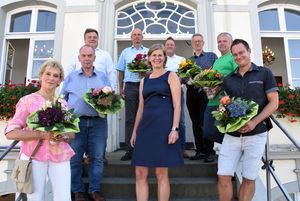 Über die guten Wünsche zum Dienstjubiläum vom Bürgermeister Arne Moritz (links außen), des Personalrats in Person von Michael Schäfer (letzte Reihe rechts) sowie Jutta Kleegräfe (erste Reihe Mitte) vom Fachdienst Personal freuten sich: (v.l.n.r.):  Elisabeth Riederer, Gregor Bolte, Christian Rennemeier, Wolfgang Streblow, Andrej Buller und André Seibert. Foto: Stadt Lippstadt