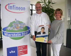 Frauke Mönkeberg, Leiterin der VHS Lippstadt – Anröchte – Erwitte – Rüthen – Warstein, und Jörg Malzon-Jessen, Unternehmenssprecher NRW der Infineon Technologies AG.  Foto: Stadt Lippstadt