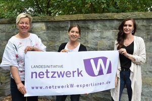 Um das Netzwerk W (Wiedereinstieg) für den Kreis Soest kümmern sich gemeinsam Cornelia Homfeldt, Beauftragte für Chancengleichheit am Arbeitsmarkt der Agentur für Arbeit, Daniela Franken, Gleichstellungsbeauftragte der Stadt Lippstadt und Anna-Maria Dedic, Beauftragte für Chancengleichheit am Arbeitsmarkt vom Jobcenter. Foto: Stadt Lippstadt