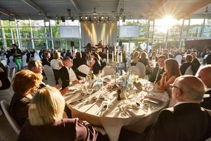 Der Festsaal im Autohaus in der Abendsonne