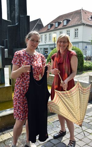 Volontärin Rashida Hussein-Oglü und Museumsleiterin Dr. Christine Schönebeck freuen sich auf viele spannende Exponate und präsentieren die beiden ältesten Stücke zum Thema Badespaß in Lippstadt. Foto: Stadt Lippstadt