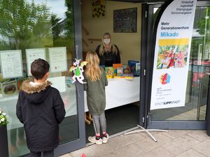 Gegen die Langeweile: Angela Rubino verleiht im Mikado Bücher und Spiele an Kinder. Foto: Stadt Lippstadt