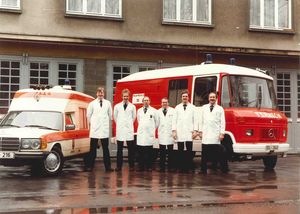 Ehemalige Mitarbeiter der Feuer- und Rettungswache Anfang der 80er Jahre vor dem jetzigen Stadthaus. Auch die Schutzausrüstung sowie die Fahrzeugtechnik haben sich in den vergangenen 40 Jahren stark verändert. Foto: Stadt Lippstadt