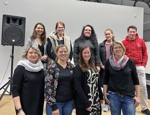 Helene Dick, Julia Brockmann, Mandy Fischer, Anna Enste und Andreas Krom (oben v.l.) bilden den neuen Stadtelternrat der Stadt Lippstadt. Unterstützt werden sie von den Ehrenmitgliedern Alexandra Bobb, Hannah Berglar-Jolk, Nicola Gerke und Jana Florek (unten v.l.). Es fehlt Anne Sellmann (Ehrenmitglied). Foto: privat