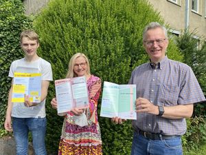 Der Kulturnavigator ist da: (v.l.n.r.) Bufdi Manuel Hils, Museumsleiterin Dr. Christine Schönebeck und Fachdienstleiter Wolfgang Streblow präsentieren den neuen Flyer. Foto: Stadt Lippstadt