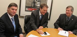 Dr. Heinz Günter Focken, Dr. Jürgen Behrend und Wilhelm Coprian (v.l.) verabreden Details zum Hella-Statement beim Wirtschaftsforum