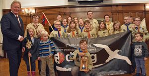 Franz Gausemeier freute sich über die Übergabe des Friedenslichts aus Bethlehem im Rathaussaal. Foto: Stadt Lippstadt