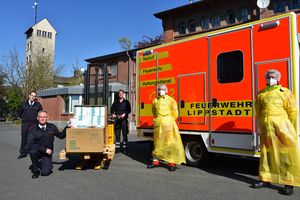 Weiterhin im Einsatz – mit Masken und Schutzkleidung – sind die Teams der Feuerwehr und des Rettungsdienstes. Foto: Stadt Lippstadt