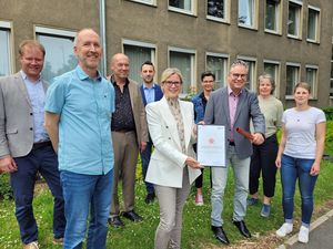 Bei einem gemeinsamen Treffen des Projektkonsortiums übergab der schei-dende Wirtschaftsförderer Dr. Dirk Drenk (zweiter v. r.) den Staffelstab für das Projekt „Nachhaltige Pendlermobilität in Gewerbegebieten in Südwestfalen (NaPMobi)“ an Prof. Dr. Jessica Stemann (vierte v. l.) von der Hochschule Hamm-Lippstadt.  Foto: Stadt Lippstadt