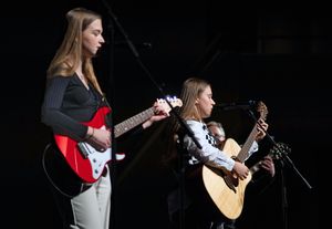 Gitarre pur: Beim Konzert der Conrad-Hansen-Musikschule steht das beliebte Instrument im Mittelpunkt der musikalischen Darbietungen der Schülerinnen und Schüler. Foto: Musikschule