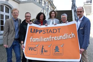Setzen auf Familienfreundlichkeit: (v.l.n.r) Frank Osinski (Stadt Lippstadt), Ingo Arndt (Werbegemeinschaft), Josie Olk (Wirtschaftsförderung), Jana De Vidts (Stadtelternrat), Birgit Spiekermann (Lokales Bündnis für Familie) und Bürgermeister Christof Sommer. Foto: Stadt Lippstadt