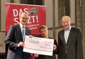 Die Vorstandsmitglieder Dr. Peter Knop und Beate Mainka, beide auch Mitglieder des Konzertchors Lippstadt, übergaben die Spende für einen Theatersessel an Bürgermeister Christof Sommer. Foto: Stadt Lippstadt