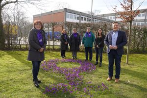 Die Veranstaltungen für den Internationalen Frauentag in Lippstadt stehen in den Startlöchern: Passend dazu blüht das Frauenzeichen im Grünen Winkel lila. Davon konnten sich Bürgermeister Arne Moritz (r.), Gleichstellungsbeauftragte Daniela Franken (zweite v. r.)  sowie (v.l.n.r.) Roswitha Lauber (Sprecherin DGB Kreisfrauenausschuss), Irina Vavitsa, Dorothea Winkler und Barbara Quante vom DGB Kreisfrauenausschuss vor Ort überzeugen. Foto Stadt Lippstadt