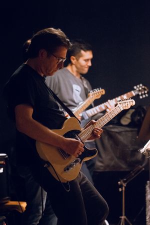 „The Hansen Electrics“ lassen mit der Titelmusik aus „Robbi, Tobbi und das Fliewatüt“ den 70er-Jahre-Sound wieder aufleben. Foto: Conrad-Hansen-Musikschule
