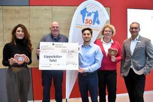 (v.l.n.r.) Ayfer Subhas, Willi Pieper, Leon Brintrup, Ulrike Möring und Thomas Raulf freuen sich über eine gelungene Spendenaktion. Foto: Stadt Lippstadt