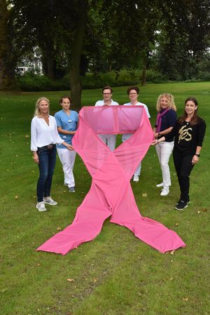 (v.l.n.r.) Gemeinsam gegen Brustkrebs: Susanne Musga, Dr. Lena Immer, Dipl. Med. Jost Porrmann, Heike Stallein, Susanne Frost und Daniela Franken. Foto: Stadt Lippstadt