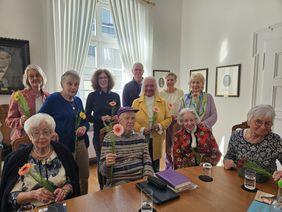 Über das einjährige Bestehen des Erzählcafés dürfen sich Marlies Horst-Marx (vierte v. l.), Karin Depenbusch (vierte v. r.) und Sylvia Helmig (l.) gemeinsam mit den Teilnehmerinnen und Teilnehmern freuen. Foto; Stadt Lippstadt