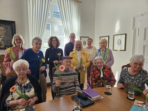 Über das einjährige Bestehen des Erzählcafés dürfen sich Marlies Horst-Marx (vierte v. l.), Karin Depenbusch (vierte v. r.) und Sylvia Helmig (l.) gemeinsam mit den Teilnehmerinnen und Teilnehmern freuen. Foto; Stadt Lippstadt