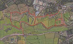 Die rot gekennzeichneten Wegeverbindungen werden im Zuge der rund zwei Monate andauernden Baumaßnahme komplett saniert. Aufgrund des dauerhaften Baustellenverkehrs auf den schmalen Wegen wird gebeten, den Bereich weiträumig zu umfahren. Luftbild: Osiris