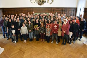„Sie gehören jetzt zu einer großen Gemeinschaft von über 80 Millionen Menschen“, sagte Bürgermeister Christof Sommer. 188 Personen hatten sich im Jahr 2019 einbürgern lassen und feierten im Rathaus gemeinsam diesen Schritt. Foto: Stadt Lippstadt