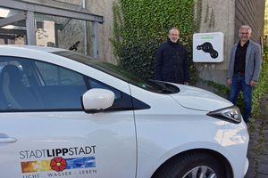 Hier können ab sofort die städtischen Elektrofahrzeuge geladen werden – das freut den städtischen Energiebeauftragten Burkhard Alkemeier (l.) und Baube-triebshofleiter Daniel Utzel (r.). Foto: Stadt Lippstadt