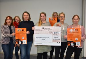 Gemeinsam mit der Gleichstellungsstelle der Stadt Lippstadt und dem DGB Kreisfrauenausschuss Soest spenden die Frauenserviceclubs Zonta Club Lip-pstadt, SI Club Lippstadt, SI Club Bad Waldliesborn, SI Club Erwitte-Hellweg und Ladies‘ Circle Lippstadt rund 1.800 Euro an die Frauenberatungsstelle im Kreis Soest. Foto: Stadt Lippstadt