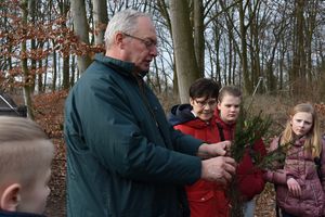Franz-Josef Rappold gibt den Jugendlichen Hintergrundinformationen zur Eibe. Foto: Stadt Lippstadt