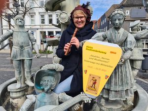 Gaukler, Narren und Musikanten: Bei der kleinen Stadtranderholung können Kinder eine Reise ins Mittelalter erleben. Sabrina Janetzky vom Jugend- und Familienbüro der Stadt Lippstadt begleitet die Zeitreise. Foto: Stadt Lippstadt