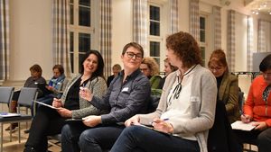 Reger Austausch und viel Spaß: Bei der letzten Sitzung der Veranstaltungsreihe „Mehr Frauen in die Politik“ ließen die Teilnehmerinnen das Jahr Revue passieren. Foto: Stadt Lippstadt