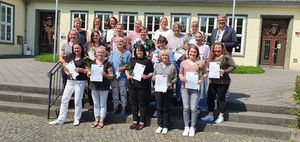 Insgesamt 17 Kindertagespflegepersonen freuen sich über ihr Abschlusszertifikat. Foto: VHS