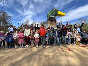 Mit einem lauten „Hurra“ wurde das rote Band zur offiziellen Einweihung des neugestalteten Spielplatzes „Entenei“ durchgeschnitten. Foto: Stadt Lippstadt