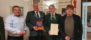 Den Heimatpreis fürs Schützenmuseum übergaben Bürgermeister Arne Moritz (l.) und Holger Künemund (r.) an Andreas Busch (2.v.l.) und Hermann Peters. Foto: Stadt Lippstadt