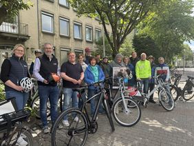 Beim STADTRADELN treten in Lippstadt alle in die Pedale: Bürgermeister Mo-ritz erradelte gemeinsam mit Vertretern aus Politik, Verwaltung, Wirtschaftsförderung und Klimabündnis direkt die ersten Kilometer. Foto: Stadt Lippstadt