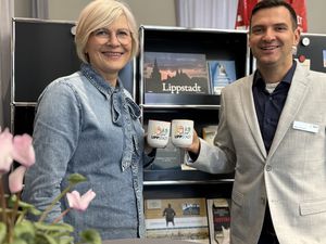 Mariethres Koch-Fechteler (Seniorenbüro) und Marc Schmidt (Fachdienstleiter Soziales und Integration) freuen sich schon darauf, mit den Seniorinnen und Senioren bei der Veranstaltung mit einer Tasse Kaffee anzustoßen. Foto: Stadt Lippstadt