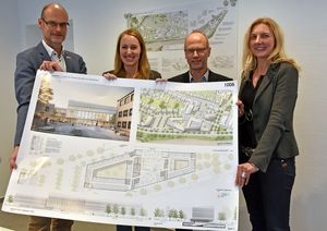 Der Vergabebeschluss ist gefasst: Bürgermeister Christof Sommer (l.) und Kämmerin Karin Rodeheger (r.) präsentieren gemeinsam mit Fachbereichsleiter Heinrich Horstmann und Mitarbeiterin Iris Wasen (m.) den Planungsentwurf für das neue Stadthaus. Foto: Stadt Lippstadt