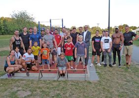 30 Teilnehmer, darunter auch sechs Kinder und drei Frauen, zeigten in drei Wettbewerben ihre Leistungen. Auch Sponsor Markus Macherauch (6.v.r.) ging (im Anzug) beim Pull-Up-Wettbewerb an den Start. Foto: Stadt Lippstadt