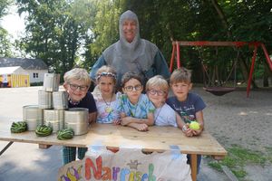 Besuch von Graf Bernhard: Bei der kleinen Stadtranderholung erzälte der Stadtgründer aus dem Mittelalter. Foto: Stadt Lippstadt