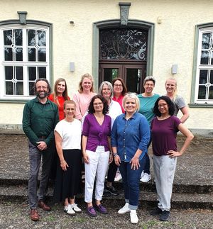 Das Team der VHS Lippstadt freut sich über das neue Programmheft. Foto: Stadt Lippstadt
