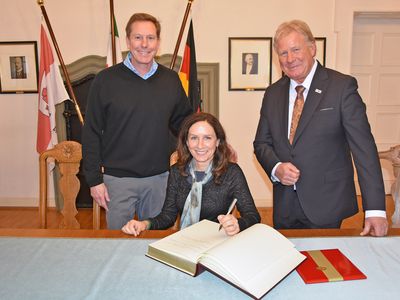 Lucy Mueller Wiesemann und ihr Mann Joe trugen sich in Anwesenheit des stellvertretenden Bürgermeisters Franz Gausemeier in das Gästebuch der Stadt ein. Foto: Stadt Lippstadt