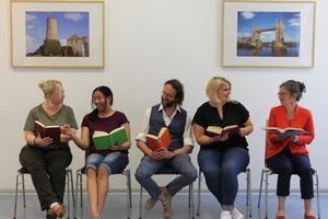 Das VHS-Team (v.l.n.r.): Sandra Lenz, Melanie Bathan, Jürgen Schubert, Na-dine Zittlau (VHS-Leitung) und Terry Rotherham-Dreyer. Foto: VHS Lippstadt