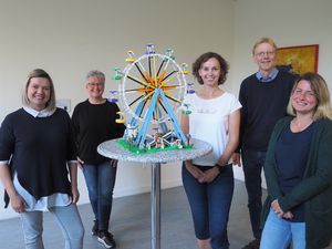 Die Herbstwoche im Lego-Format soll dieses Jahr von Kindern gebaut werden. Alexandra Bobb, Birgit Spiekermann, Jana De Vidts vom Lokalen Bündnis für Familie sowie Frank Osinski und Kathrin Militzer (v. l.) vom städtischen Jugend- und Familienbüro hatten die Idee dazu. Foto: Stadt Lippdstadt