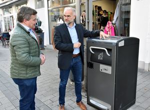 Der „Big Belly“ sammelt nicht nur Müll, sondern verdichtet diesen und meldet sich automatisch, wenn er geleert werden muss. Für Bürgermeister Arne Moritz und Baubetriebshofleiter Daniel Utzel (r.) liegen die Vorteile der intelligenten Müllsammler auf der Hand: „Keine überlaufenden Abfallbehälter, kein verwehter Müll und kein Schädlingsbefall, weil das System komplett geschlossen ist.“ Foto: Stadt Lippstadt