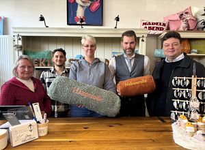 (v.l.n.r.): Angelika Gutsche-Heckmann, Leon Brintrup, Ivonne Pekruhl, Kurt Weigelt und Holger Gebauer freuen sich gemeinsam über die erfolgreiche Vermittlung des Leerstands in der Rathausstraße und die Geschäftseröffnung von Pekivo. Foto: Stadt Lippstadt