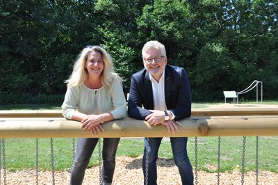 Testen die „Hängelaufbrücke“ des Bewegungsparcours am Jahnplatz: Helmut Friedrich und Barbara Chao Barbeito. Foto: Stadt Lippstadt