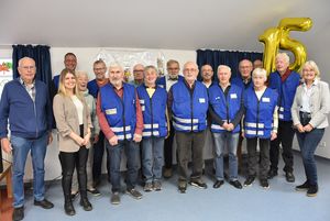 An ihren blauen Westen sind sie eindeutig zu identifizieren: Die Busbegleiter feierten dieser Tage ihren 15. Geburtstag. Foto: Stadt Lippstadt