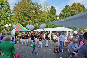 Die Tanzgruppe „Frauen von heute“ zeigte beim Sommerfest des Mikado Ausschnitte aus ihrem Tanzprogramm. Foto: Stadt Lippstadt