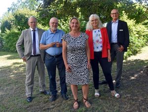 Den nahtlosen Übergang in der Leitung des Jugendamtes wollen Helga Rolf (2.v.r.) und Jutta Heinert (Mitte) gemeinsam gestalten. Stephan Tydecks, Erster Beigeordneter der Stadt Lippstadt, Hans Zaremba, Vorsitzender des Jugendhilfe- und Sozialausschusses und Manfred Strieth, Fachbereichsleiter Familie, Schule und Soziales (v.l.) freuen sich über die gelungene Nachfolgeregelung.  Foto: Stadt Lippstadt