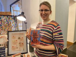 Spannende Empfehlungen von Lesern für Leser: Maike Sprenger freut sich über das neue Projekt in der Thomas-Valentin-Stadtbücherei und hofft auf viele Buchtipps. Foto: Stadt Lippstadt