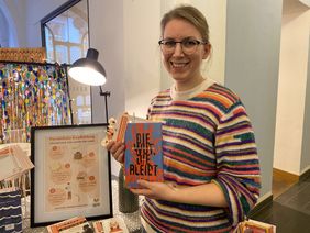 Spannende Empfehlungen von Lesern für Leser: Maike Sprenger freut sich über das neue Projekt in der Thomas-Valentin-Stadtbücherei und hofft auf viele Buchtipps. Foto: Stadt Lippstadt